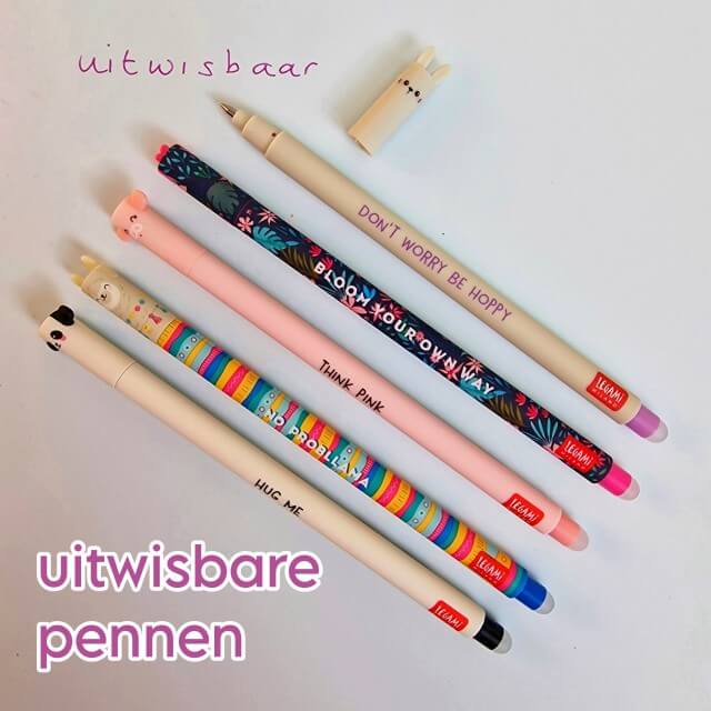 Ideaal: uitwisbare pen in vrolijke kleuren. Sommige producten zijn zo simpel en tegelijk zo ideaal dat je je afvraagt waarom het niet eerder bedacht is. Wij zijn thuis fan van deze uitwisbare pennen. Ze zijn er van verschillende merken. En we hebben ze inmiddels in heel veel kleurtjes.