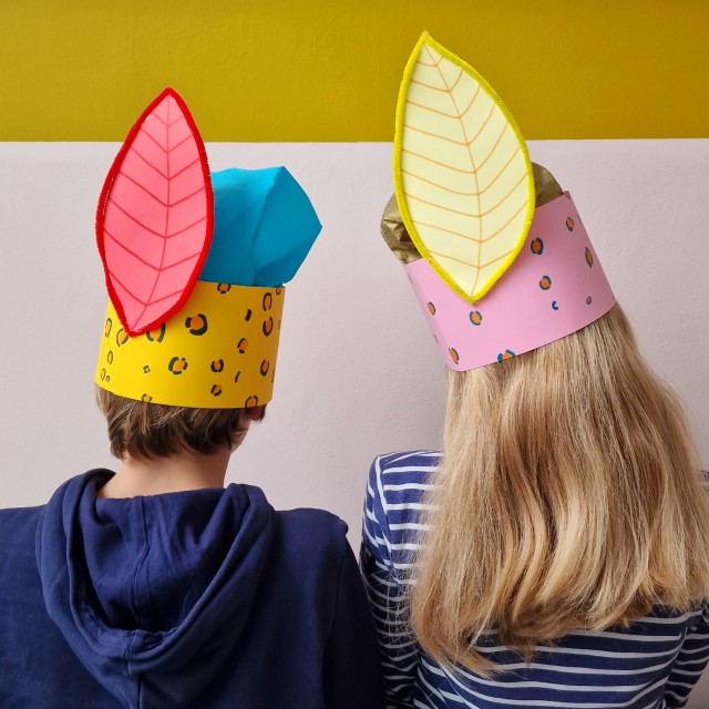 Sinterklaas knutselen: leuke ideeën voor Sint en Piet. Deze pietenmuts met panterprint is leuk voor oudere kinderen en tieners.