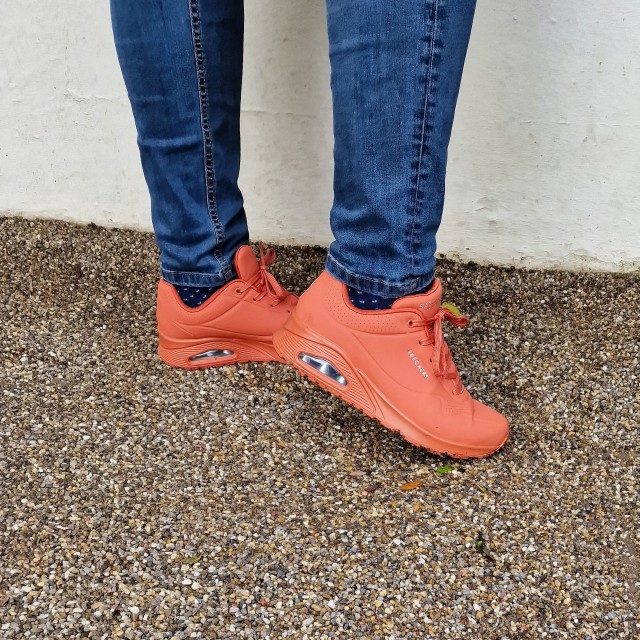 Skechers Uno: kleurrijke sneakers dames, heren, meisjes & jongens. Soms word ik echt vrolijk van schoenen. Zoals de Skechers Uno: kleurrijke sneakers in alle kleuren van de regenboog. Hippe comfortabele sneakers voor dames, heren, meisjes en jongens. Een mini review.