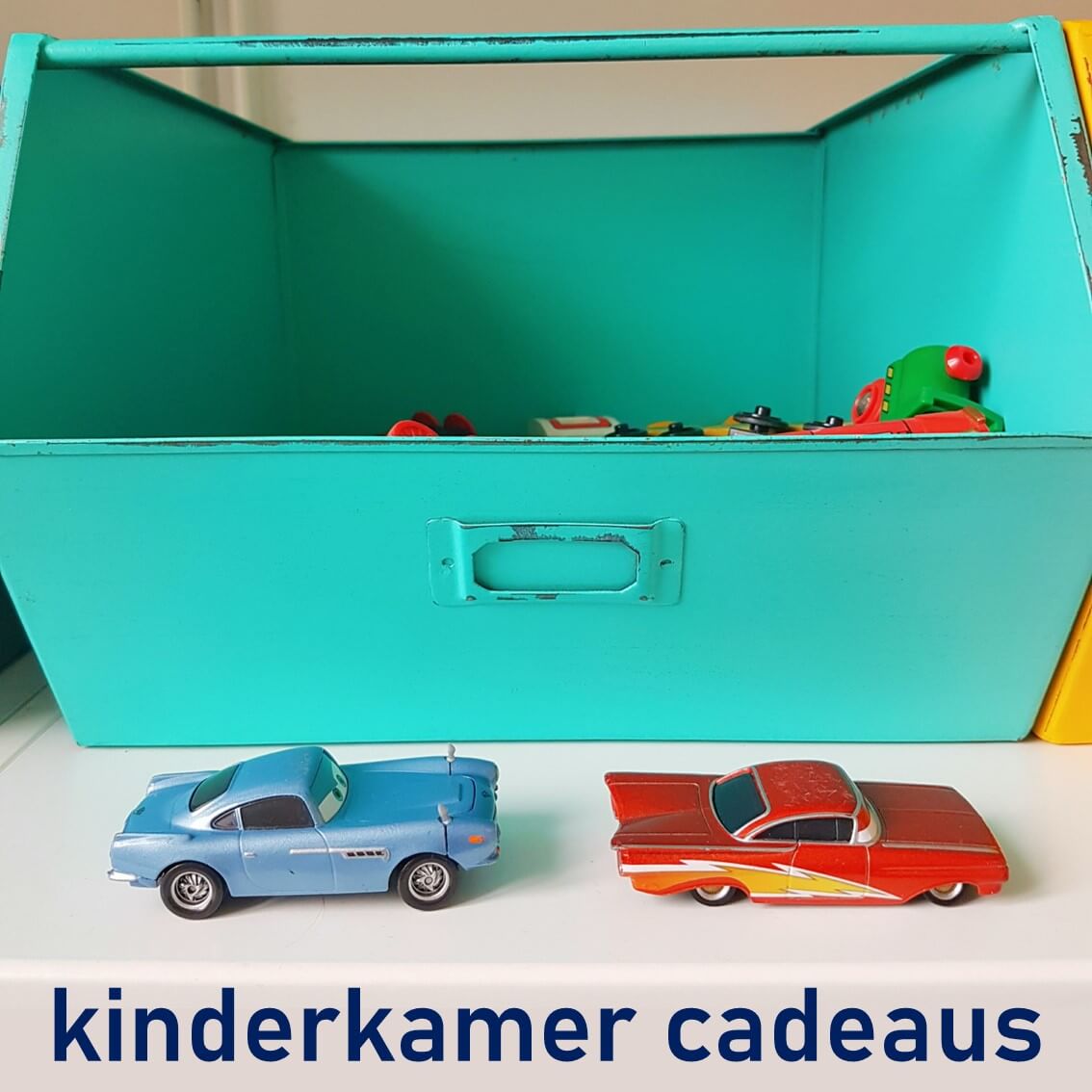 Kinderkamer cadeaus: leuke accessoires en andere spullen. Op zoek naar leuke kinderkamer cadeaus? Een heel mooi cadeau of iets praktisch? Dit zijn onze favoriete accessoires voor in een kinderkamer.