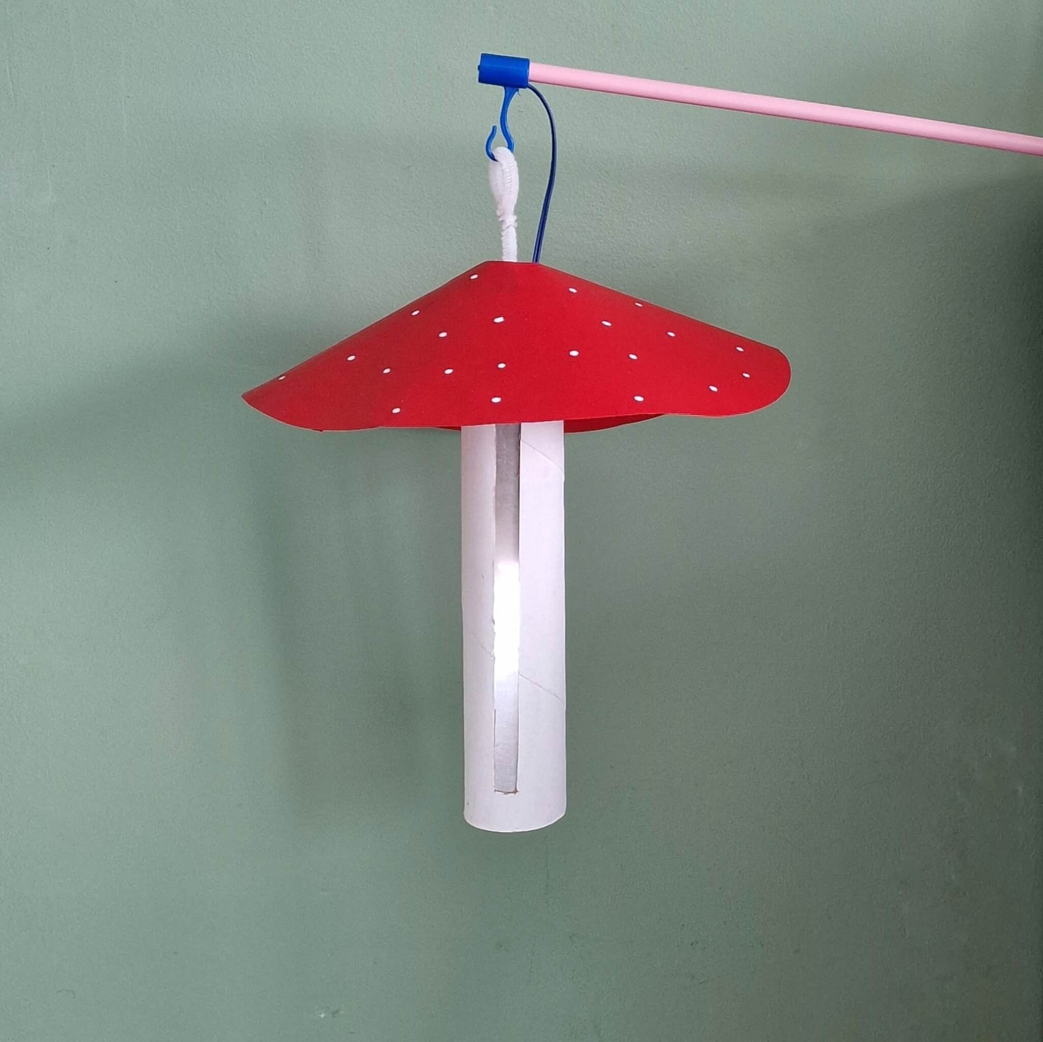 Paddenstoel lantaarn knutselen. Op zoek naar een leuke lampion om zelf te maken? Deze paddenstoel lantaarn kun je van een lege keukenrol knutselen.