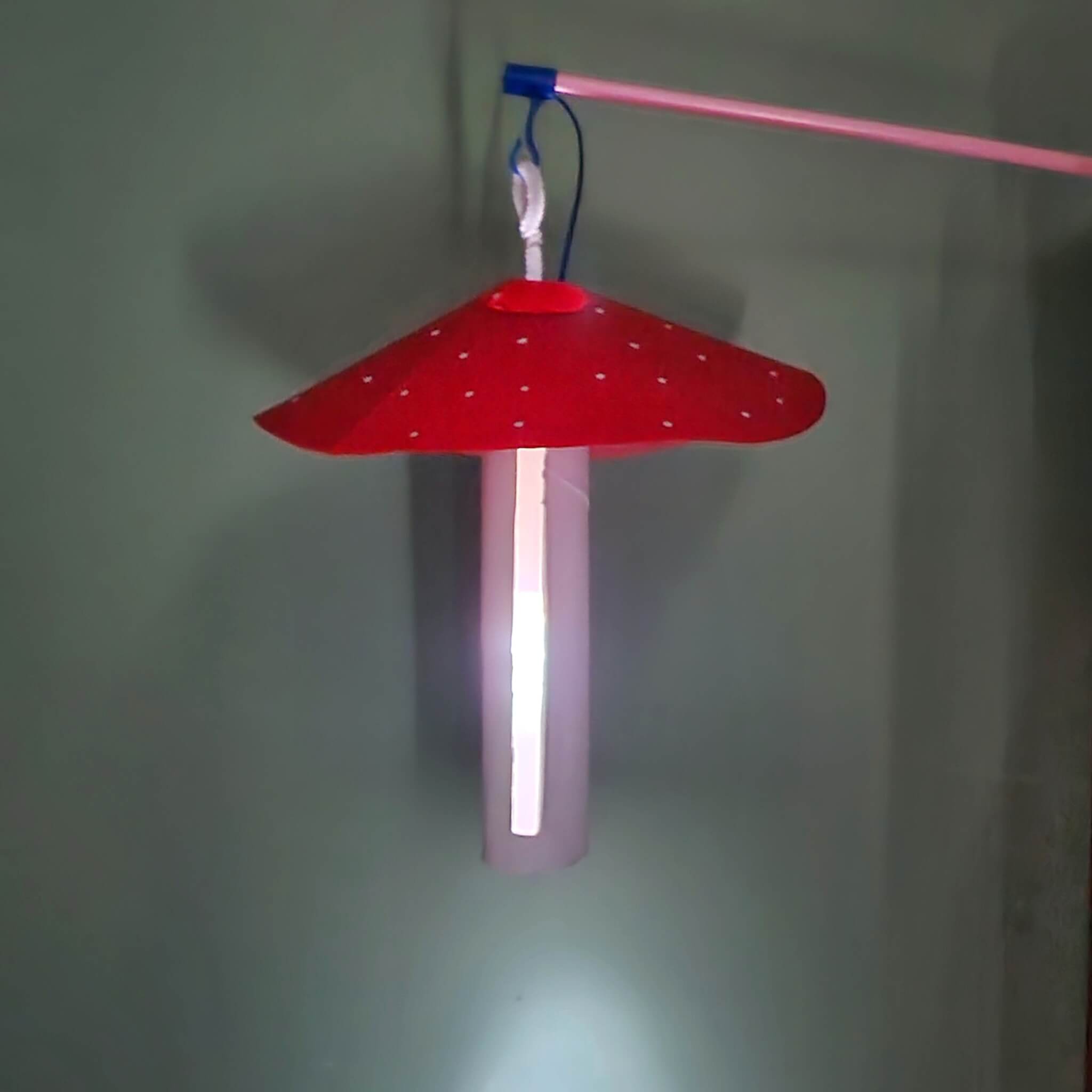 Paddenstoel lantaarn knutselen. Op zoek naar een leuke lampion om zelf te maken? Deze paddenstoel lantaarn kun je van een lege keukenrol knutselen.