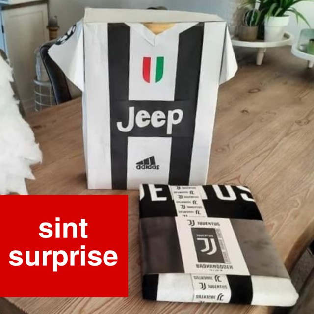 Sinterklaas surprise maken: leuke ideeën om te knutselen. De zoon van Kjersti kreeg deze surprise van voetbalshirt met een handdoek van zijn favoriete voetbalclub Juventus. Deze eenvoudige surprise is gemaakt met een kartonnen doos, papier en stiften. 