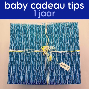 Verjaardagscadeau voor kids van 1 jaar: leuke cadeau tips voor een baby. Best lastig, om te bedenken wat je baby voor zijn eerste verjaardag krijgt. Of voor Sinterklaas of kerst. Voor de tweede verjaardag kun je zo veel verzinnen… Maar daar heb je nu nog niets aan. Dus ging ik op zoek naar leuke cadeau ideeën voor een baby verjaardag. Zowel grote als kleine cadeaus, voor jongens en meisjes.