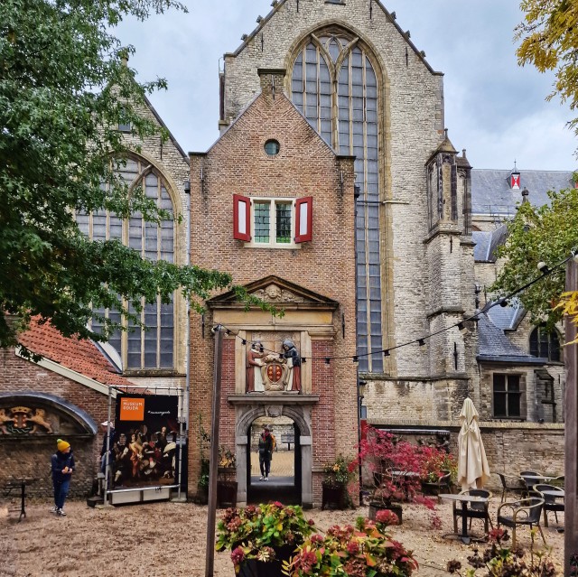 Stedentrip met kinderen en tieners: onze tips in Nederland. Het is in Gouda gezellig om door de oude stad te wandelen, de straatjes rond de Sint Janskerk zijn schattig. Daarnaast zijn er veel vintage winkels. De kids vonden de Playtoday LEGO Shop met speelruimte heel leuk. 