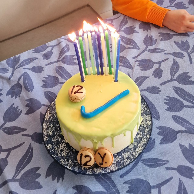 Dripcake versieren: leuke ideeën voor een verjaardagstaart, zoals voor hockey fans. Met hockeystick, hockeybal, goal en leeftijd. En met de Y., het clublogo van AHC IJburg, maar ook de afkorting van year. Iets vergelijkbaars kun je ook voor voetbal maken. 