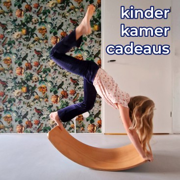 Kinderkamer cadeaus: leuke accessoires en andere spullen. Op zoek naar leuke kinderkamer cadeaus? Een heel mooi cadeau of iets praktisch? Dit zijn onze favoriete accessoires voor in een kinderkamer. Voor als je een cadeau zoekt dat geen speelgoed is.