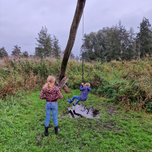 Review Landal Reeuwijkse Plassen met kinderen. Rondom het park is een leuk wandelpad voor gezinnen met kinderen: de Avonturenroute. Met onder andere stappalen, doolhof, sligertouw, tipi bouwen en een klein blotevoetenpad.