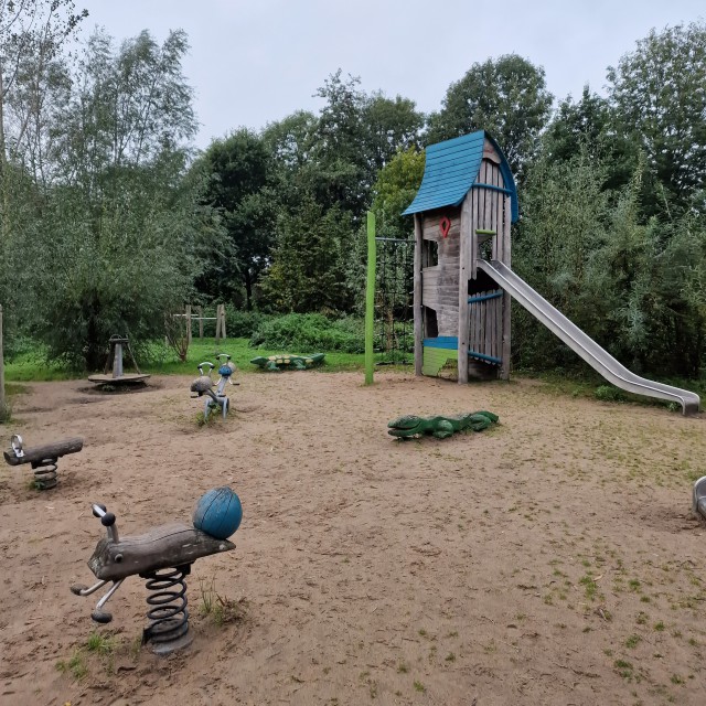 Review Landal Reeuwijkse Plassen met kinderen. Voor kinderen is er de speeltuin genaamd Natuurspeeleiland. Deze ruim opgezette houten speeltuin heeft verschillende delen. Zoals een speelhuisje met glijbaan, kabelbaan en schommels. Vergeet je regenlaarzen niet, dan kunnen peuters, kleuters en jonge kinderen lekker ravotten.