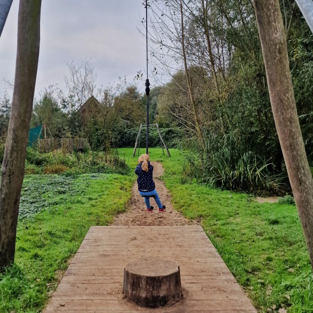 Review Landal Reeuwijkse Plassen met kinderen. Voor kinderen is er de speeltuin genaamd Natuurspeeleiland. Deze ruim opgezette houten speeltuin heeft verschillende delen. Zoals een speelhuisje met glijbaan, kabelbaan en schommels. Vergeet je regenlaarzen niet, dan kunnen peuters, kleuters en jonge kinderen lekker ravotten.