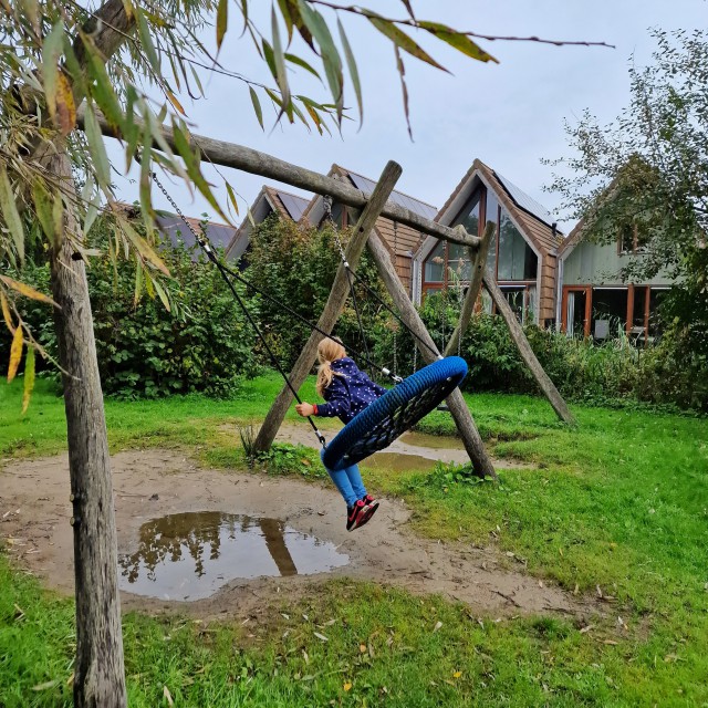 Review Landal Reeuwijkse Plassen met kinderen. Voor kinderen is er de speeltuin genaamd Natuurspeeleiland. Deze ruim opgezette houten speeltuin heeft verschillende delen. Zoals een speelhuisje met glijbaan, kabelbaan en schommels. Vergeet je regenlaarzen niet, dan kunnen peuters, kleuters en jonge kinderen lekker ravotten.