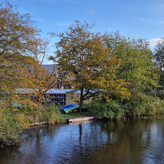 Op dit vakantiepark kun je SUP's en kano's huren. En natuurlijk fietsen.