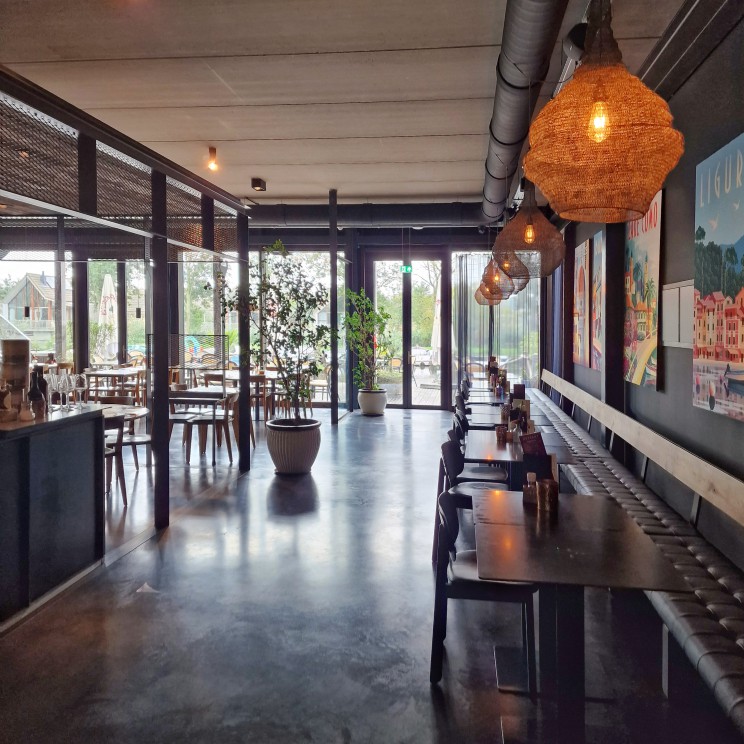 Restaurant Osteria zag er leuk uit, maar hebben we niet uitgeprobeerd. We hebben alleen in de bar even wat gedronken. En bij de ijssalon een ijsje gehaald. In de zomer is er een terras aan het water.