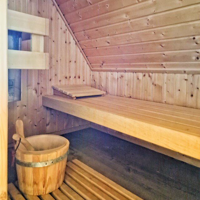 Review Landal Reeuwijkse Plassen met kinderen. We boekten een 4-persoons waterwoning 4L, subtype Vlist. Deze heeft een sauna, wat we graag wilden. Bovendien heeft dit huisje een wasmachine.