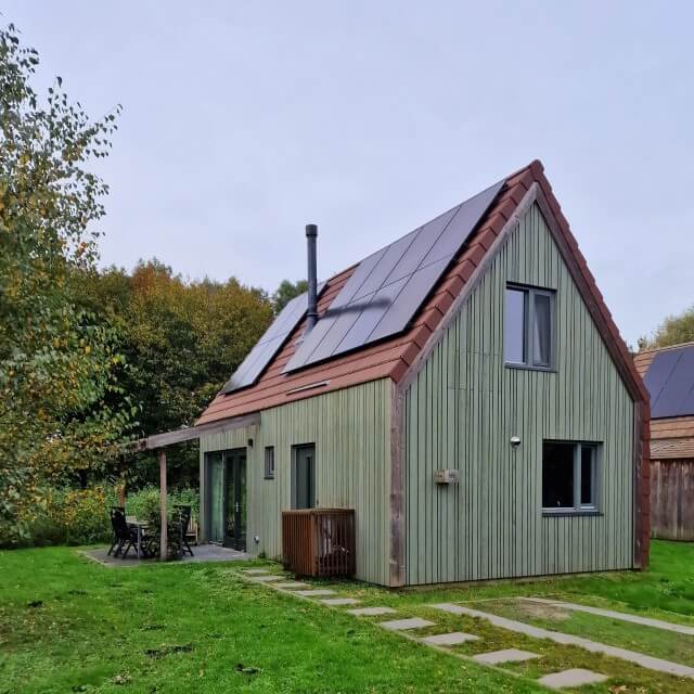 Review Landal Reeuwijkse Plassen met kinderen. Alle huisjes op dit vakantiepark liggen aan het water. In ons geval was er vrij veel riet, dus het water was maar op een klein stukje zichtbaar.