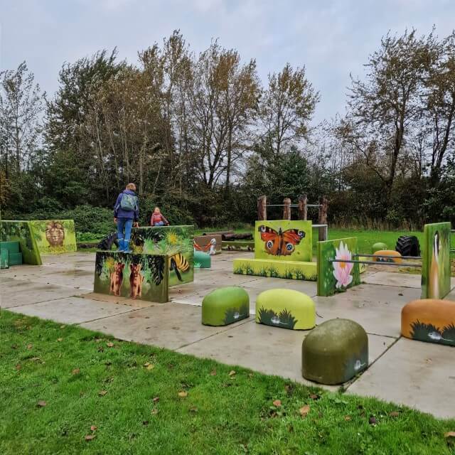 Review Landal Reeuwijkse Plassen met kinderen. Ook is er bij het strand van de Reeuwijkse Plassen een kleurrijke speeltuin met mooie street art schilderingen.