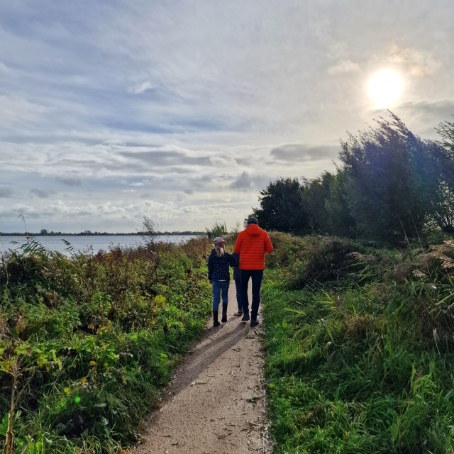 Wat ook heel leuk is, is dat je over een pad tussen het water door kunt lopen. Het zijn flinke afstanden om een rondje te lopen, maar je kunt ook een stukje lopen en weer terug wandelen.