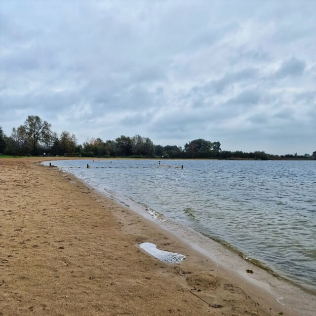 Review Landal Reeuwijkse Plassen met kinderen. Het Landal park ligt direct aan de Reeuwijkse Plassen. Dit heeft in de zomer een leuk strand met volleybal net.