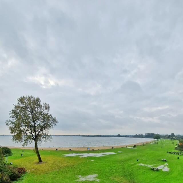 Review Landal Reeuwijkse Plassen met kinderen. Het Landal park ligt direct aan de Reeuwijkse Plassen. Dit heeft in de zomer een leuk strand met volleybal net.