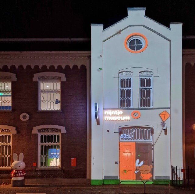 In het winterseizoen is het Nijntje Museum traditioneel prachtig verlicht. Maud wandelde er met haar zoon langs. En zelfs deze jongen van twaalf was onder de indruk van de mooie licht animatie.