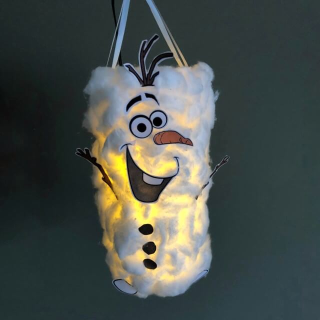 Sint Maarten lampion maken: leuke ideeën om te knutselen. Dees bedacht met haar meisje in groep 6 deze bijzondere Sint Maarten lampion van Olaf van Frozen. 