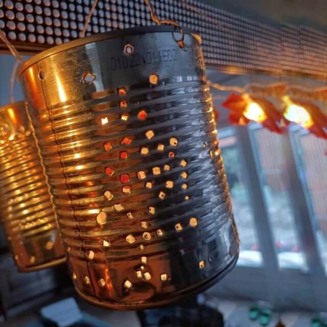 Sint Maarten lampion maken: leuke ideeën om te knutselen. Bibi maakte deze lampion van een conservenblik met haar tieners. De blik lampion kan goed tegen de regen en wind en kan tot ver na kerst gezellig blijven staan.  