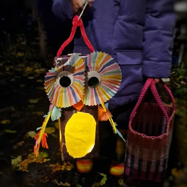 Sint Maarten lampion maken: leuke ideeën om te knutselen. Een kleuter meisje uit de buurt maakte deze prachtige uiltjes lampion van een melkpak.