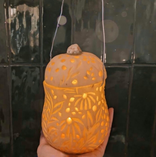 Luci maakte dit pompoen lampje met uitgesneden bloemen. Wat een sprookjesachtig plaatje!