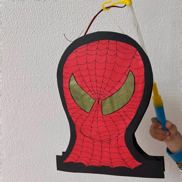 Sint Maarten lampion maken: leuke ideeën om te knutselen. Rossina vond op Pinterest inspiratie voor deze Spiderman lampion. Ze tekende de Spiderman zelf op rood gekleurd papier 