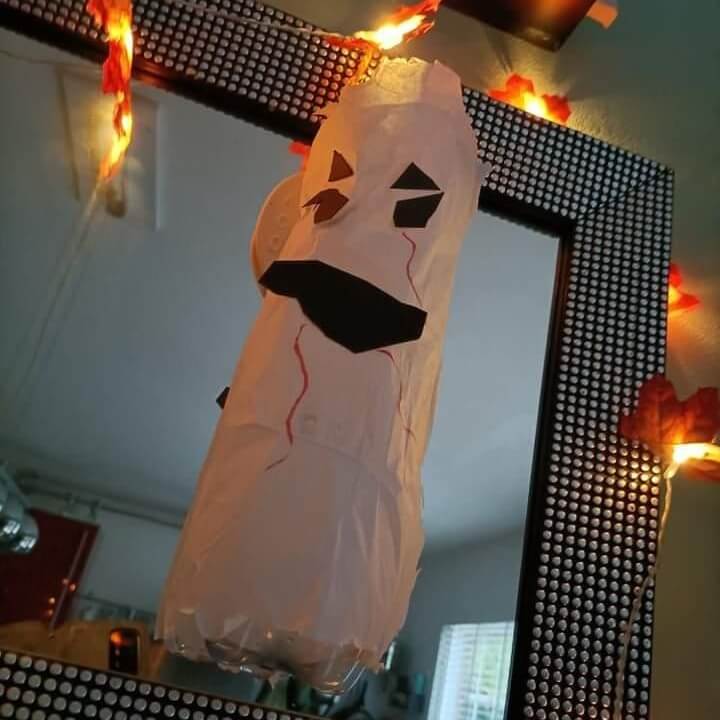 Sint Maarten lampion maken: leuke ideeën om te knutselen. Bibi maakte met haar tieners deze spooklampion. Je kunt deze lampion maken met een petfles. Er omheen zit papier. Leuk voor Sint Maarten of Halloween.