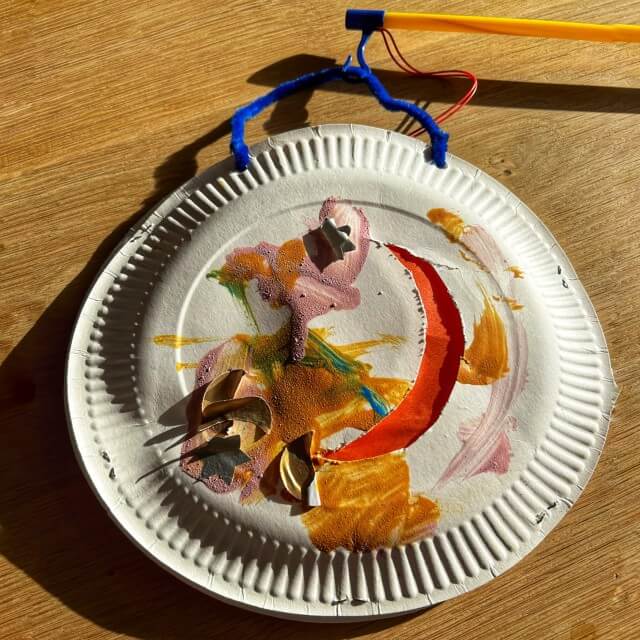Nog een leuke lampion om te maken met je baby, dreumes of peuter. De peuter jongen van Cathelijne maakte deze lampion van een kartonnen bord op de crèche.