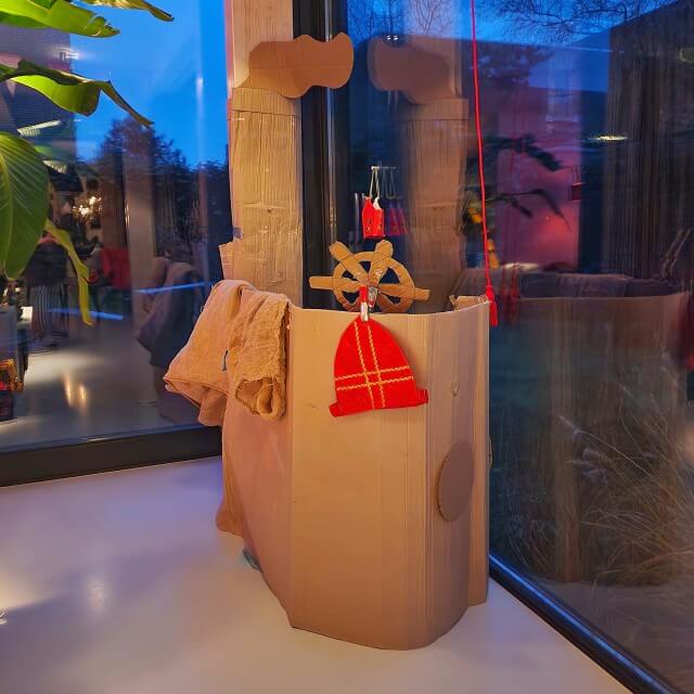 Sinterklaas knutselen: leuke ideeën voor Sint en Piet. Kay knutselde deze levensgrote stoomboot van een grote kartonnen doos met zijn kinderen. Compleet met stuur en stoompijp.