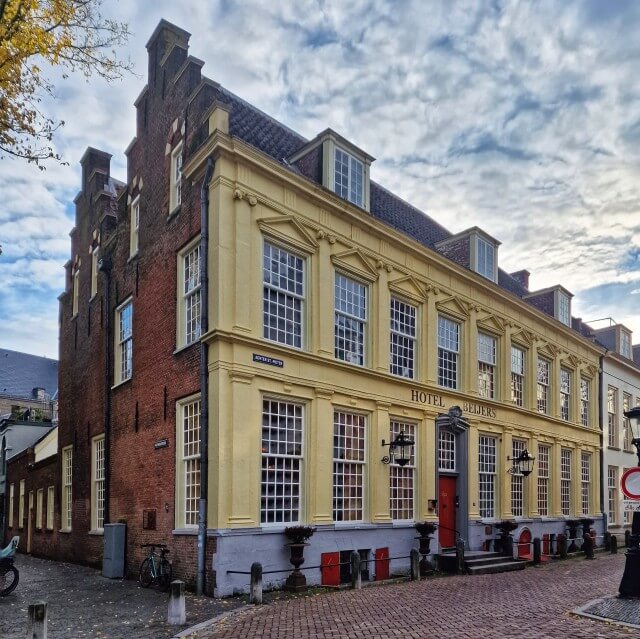 Weekendje Utrecht met kinderen en tieners. Maud sliep met haar zoon bij Hotel Beijers in een historisch pand aan Achter Sint Pieter. Een relatief betaalbaar en sfeervol hotel midden in het oude centrum. We waren net in het Spoorwegmuseum geweest en het paste prachtig in die sfeer.