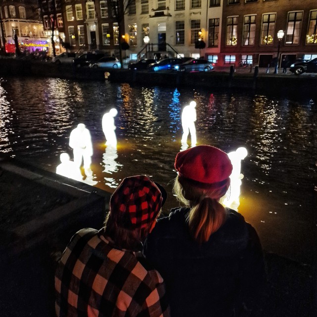 Amsterdam Light Festival: tips met kinderen en tieners. Voor 2023 is het thema van het Amsterdam Light Festival gericht op technologie en heet Loading... Het laat de invloed van technologie en AI zien op ons leven. De route van het Amsterdam Light Festival is in 2023 grotendeels op de Herengracht. Die is smal en op het grootste deel rijden auto's. Daar moet je dus goed op kinderen letten.