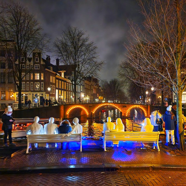 Amsterdam Light Festival: tips met kinderen en tieners. Voor 2023 is het thema van het Amsterdam Light Festival gericht op technologie en heet Loading... Het laat de invloed van technologie en AI zien op ons leven. De route van het Amsterdam Light Festival is in 2023 grotendeels op de Herengracht. Die is smal en op het grootste deel rijden auto's. Daar moet je dus goed op kinderen letten.