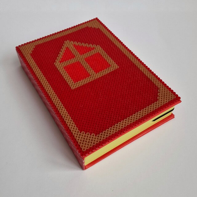 Sinterklaas knutselen met strijkkralen. Ons meisje knutselde dit Grote Boek van Sinterklaas met strijkkralen als surprise. Maar het is ook leuk om voor thuis te knutselen. Het boek kun je gebruiken om Sinterklaas prullen in op te ruimen.