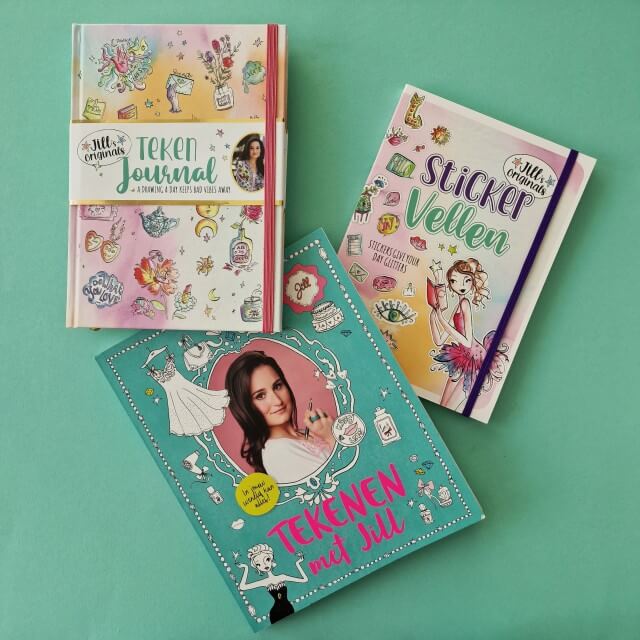 Kleine meis is fan van Jill. Ze heeft allerlei doeboeken, tekenboeken en meer. Met tips, opdrachten, testjes en spelletjes waarmee meiden zich uren vermaken. Nu zijn er twee nieuwe dingen. Allereerst een teken journal, een dik boekje met lege pagina's om in te tekenen, gemaakt van mooi dik papier. Daarnaast een boekje vol sticker vellen, bijvoorbeeld om in je agenda te plakken.