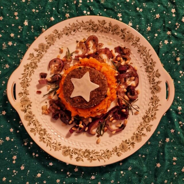 Heel veel recepten voor het kerstdiner en kerstontbijt met kinderen, op school en thuis. Dit is stamppot van knolselderij en zoete aardappel met steak de boeuf (of hamburger). 