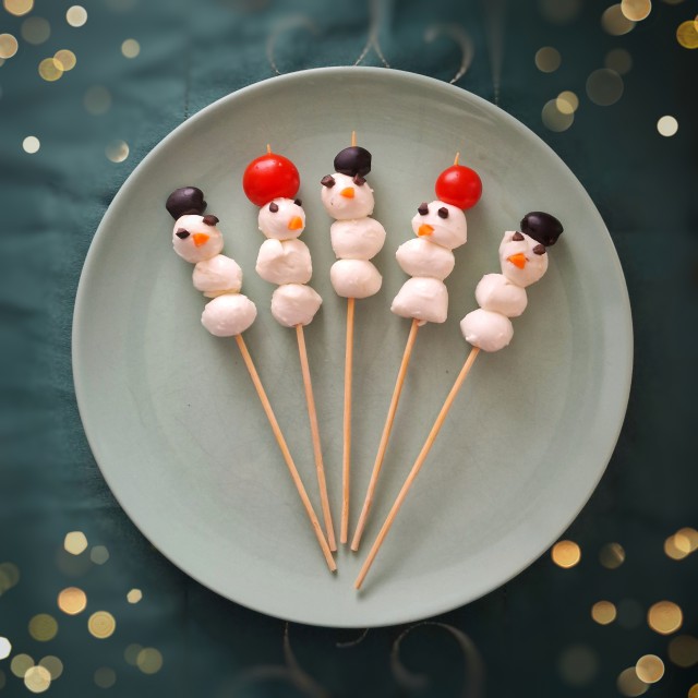 Heel veel recepten kerstdiner en kerstontbijt met kinderen, school en thuis. Deze sneeuwpoppen hebben we gemaakt van bolletjes mozzarella, cherrytomaten en olijven. 