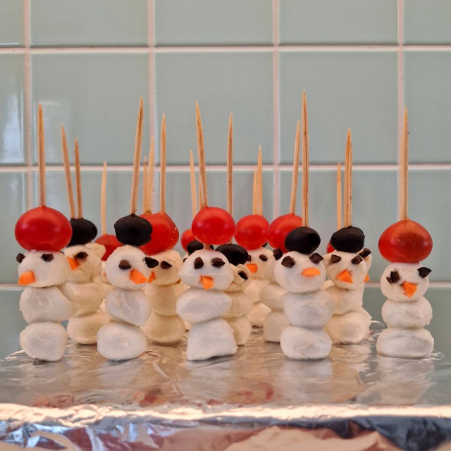 Heel veel recepten kerstdiner en kerstontbijt met kinderen, school en thuis. Deze sneeuwpoppen hebben we gemaakt van bolletjes mozzarella, cherrytomaten en olijven. 