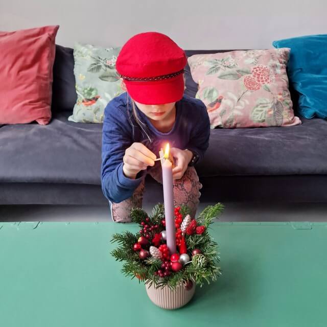 Kerst knutselen: zelf een kerststukje maken. Een kerststukje is zo leuk om te maken. Ze zien er prachtig uit en ze ruiken heerlijk. Daarnaast is een kerststukje makkelijk om samen met kinderen te knutselen. 