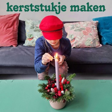 Een kerststukje maken met kinderen: zo doe je dat. Een kerststukje is zo leuk om te maken. Ze zien er prachtig uit en ze ruiken heerlijk. Daarnaast is een kerststukje makkelijk om samen met kinderen te knutselen. 