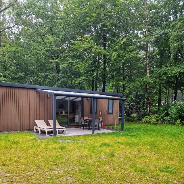 RCN Camping het Grote Bos in Doorn: review met kinderen. Wij verbleven in chalet Reehorst. Het huisje was modern en van alle gemakken voorzien. Daarnaast had de woonkamer veel ramen, zodat het licht en ruim lijkt. Het belangrijkste voor ons zijn goede bedden, een vaatwasser en een goed koffiezetapparaat, die waren aanwezig.