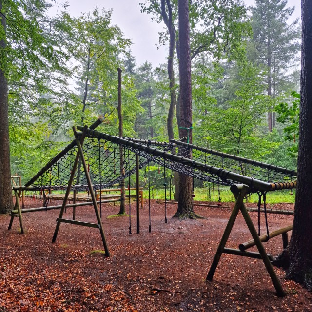 RCN Camping het Grote Bos in Doorn: review met kinderen. Het park heeft een enorm survival parcours, dit is niet alle seizoenen open. Onder begeleiding kun je pijl en boogschieten, survivallen en een waterparcours afleggen.