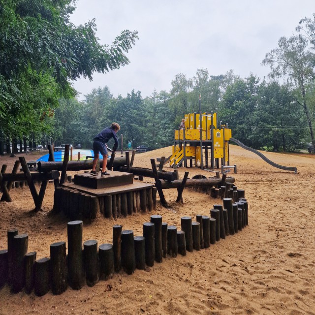 RCN Camping het Grote Bos in Doorn: review met kinderen. Er zijn verschillende speeltuinen. En op het centrale plein is een heuse interactieve voetbalmuur en een panna-veldje. Verder is er een aantal pingpong tafels, trampolines en een crossfietsbaan. Daarnaast kun je bowlen en tennissen. Naast het zwembad vindt je een basketbalveld en een voetbalveld, zolang dat er is vermaakt mijn zoon zich in ieder geval altijd.