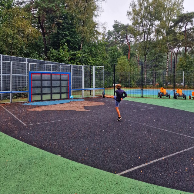 RCN Camping het Grote Bos in Doorn: review met kinderen. Er zijn verschillende speeltuinen. En op het centrale plein is een heuse interactieve voetbalmuur en een panna-veldje. Verder is er een aantal pingpong tafels, trampolines en een crossfietsbaan. Daarnaast kun je bowlen en tennissen. Naast het zwembad vindt je een basketbalveld en een voetbalveld, zolang dat er is vermaakt mijn zoon zich in ieder geval altijd.