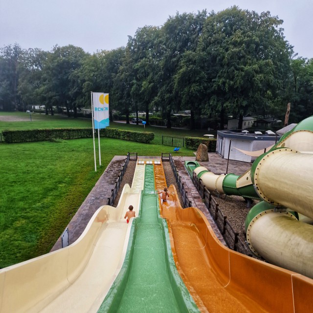 RCN Camping het Grote Bos in Doorn: review met kinderen. Dit is het zwembad. Een ruim buitenzwembad met glijbanen, poolbar en een groot waterspeeltoestel. Voor peuters en kleuters is er ook een peuterbadje.