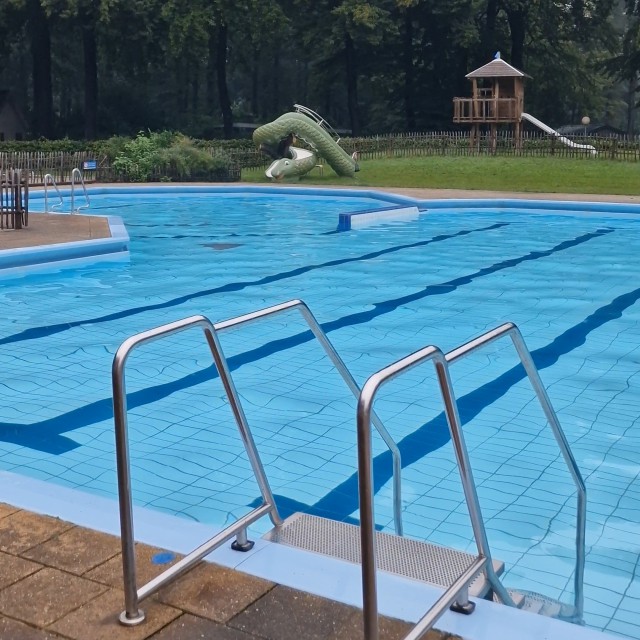 RCN Camping het Grote Bos in Doorn: review met kinderen. Dit is het zwembad. Een ruim buitenzwembad met glijbanen, poolbar en een groot waterspeeltoestel. Voor peuters en kleuters is er ook een peuterbadje.