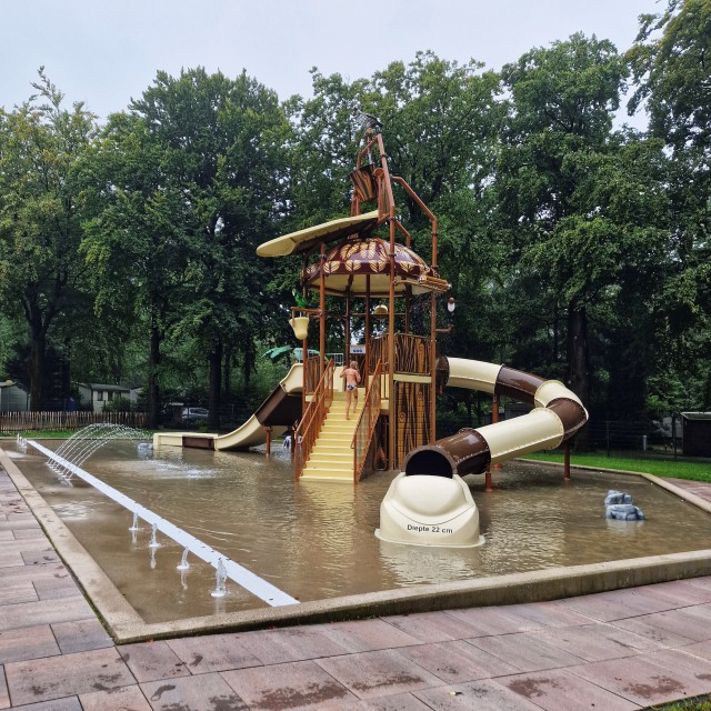 RCN Camping het Grote Bos in Doorn: review met kinderen. Dit is het zwembad. Een ruim buitenzwembad met glijbanen, poolbar en een groot waterspeeltoestel. Voor peuters en kleuters is er ook een peuterbadje.