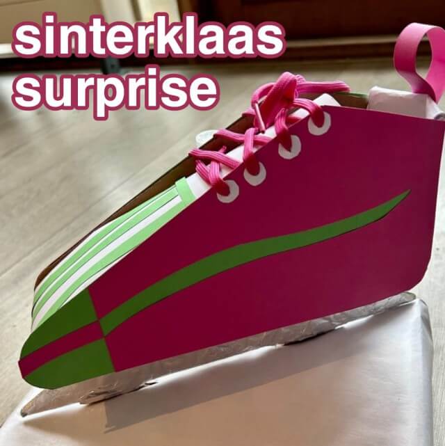 Sinterklaas surprise maken: heel veel leuke ideeën om te knutselen. De dochter van Suus maakte deze schaats voor een meisje dat gek op schaatsen is. 